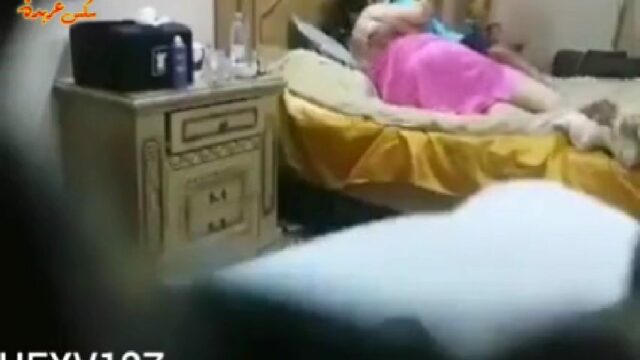 ديوث مصري ينيك مراته قدام الكل على البث المباشر